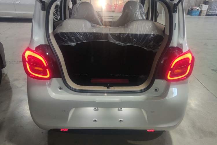 Used Wuling Hongguang MINIEV 2025 Four-Door Version Advanced Edition Trunk