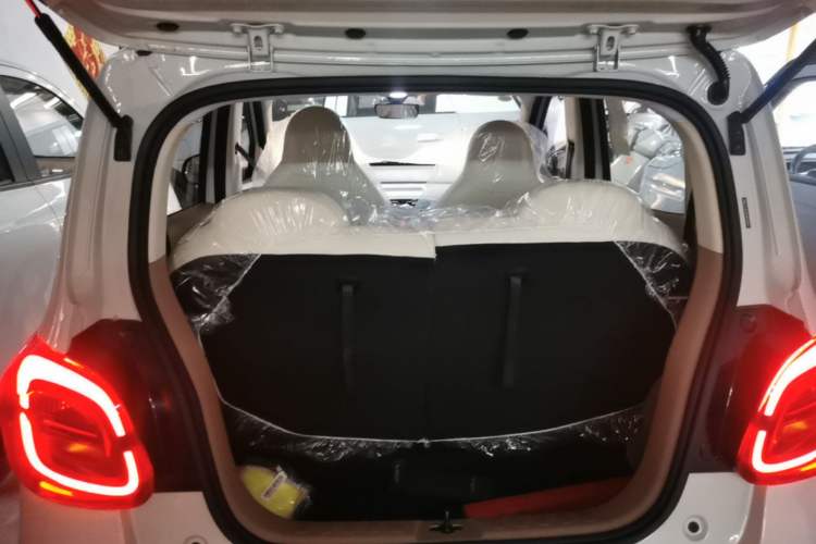 Used Wuling Hongguang MINIEV 2025 Four-Door Version Advanced Edition Trunk