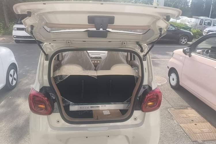 Used Wuling Hongguang MINIEV 2025 Four-Door Version Advanced Edition Trunk