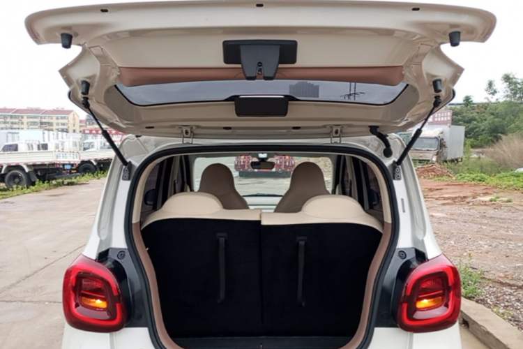 Used Wuling Hongguang MINIEV 2025 Four-Door Version Advanced Edition Trunk