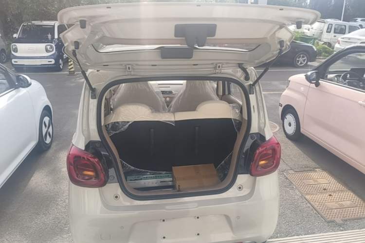 Used Wuling Hongguang MINIEV 2025 Four-Door Version Advanced Edition Trunk