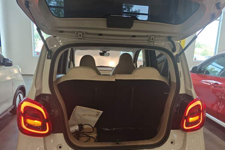 Used Wuling Hongguang MINIEV 2025 Four-Door Version Advanced Edition Trunk