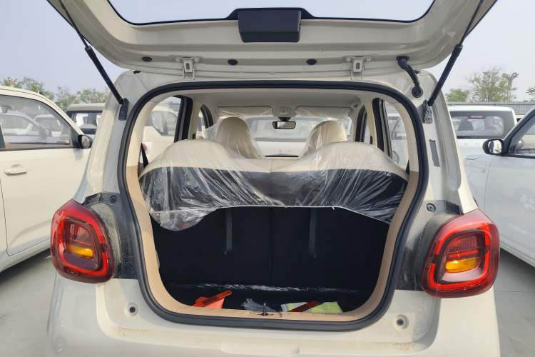 Used Wuling Hongguang MINIEV 2025 Four-Door Version Advanced Edition Trunk