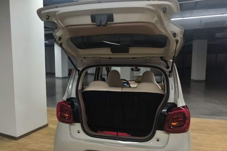 Used Wuling Hongguang MINIEV 2025 Four-Door Version Premium Edition Trunk