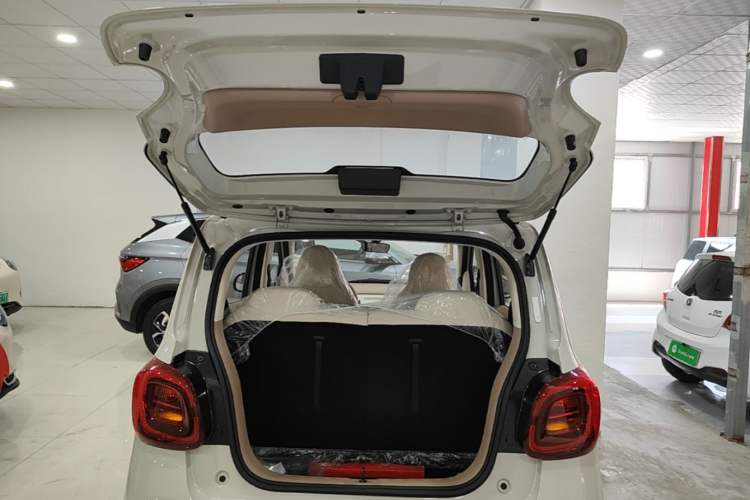Used Wuling Hongguang MINIEV 2025 Four-Door Version Advanced Edition Trunk