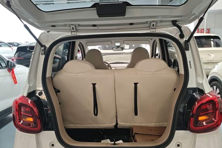 Used Wuling Hongguang MINIEV 2025 Four-Door Version Advanced Edition Trunk