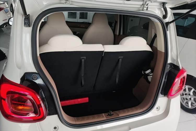 Used Wuling Hongguang MINIEV 2025 Four-Door Version Advanced Edition Trunk