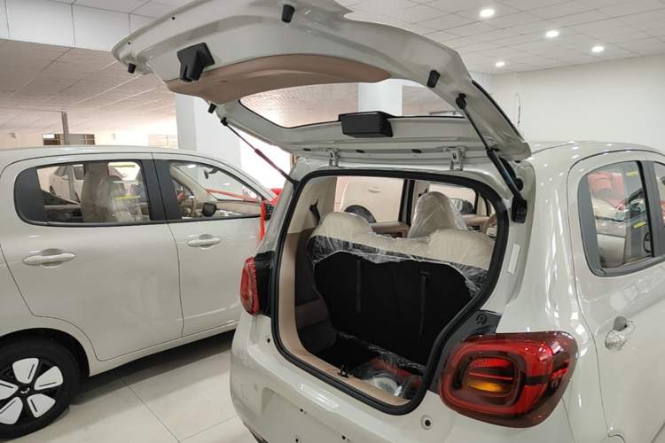 Used Wuling Hongguang MINIEV 2025 Four-Door Version Advanced Edition Trunk