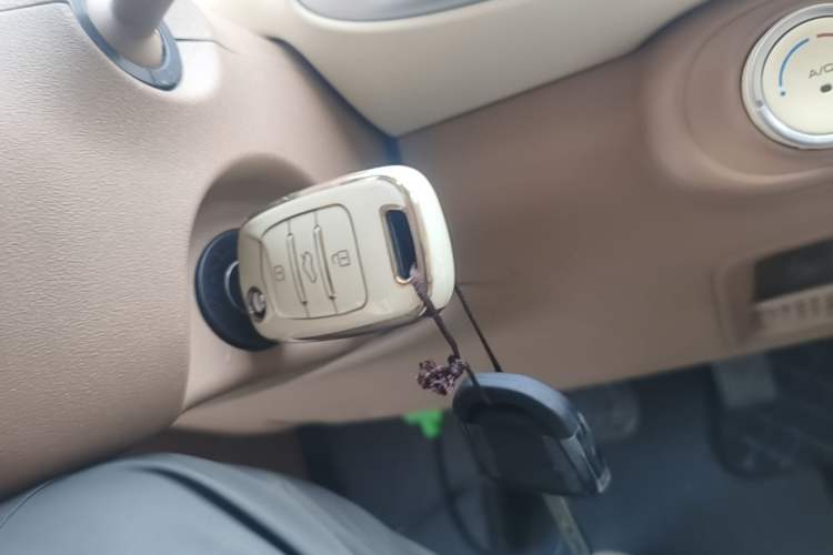 Used Wuling Hongguang MINIEV 2025 Four-Door Version Advanced Edition Vehicle Key