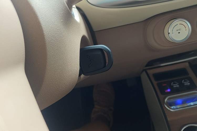 Used Wuling Hongguang MINIEV 2025 Four-Door Version Advanced Edition Vehicle Key