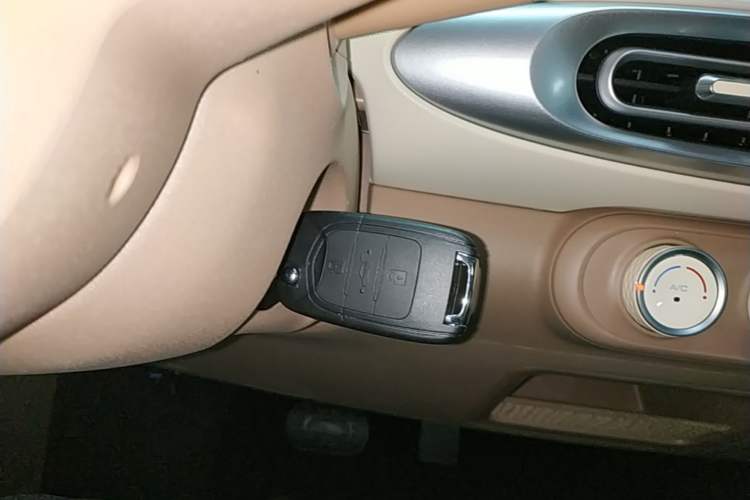Used Wuling Hongguang MINIEV 2025 Four-Door Version Advanced Edition Vehicle Key