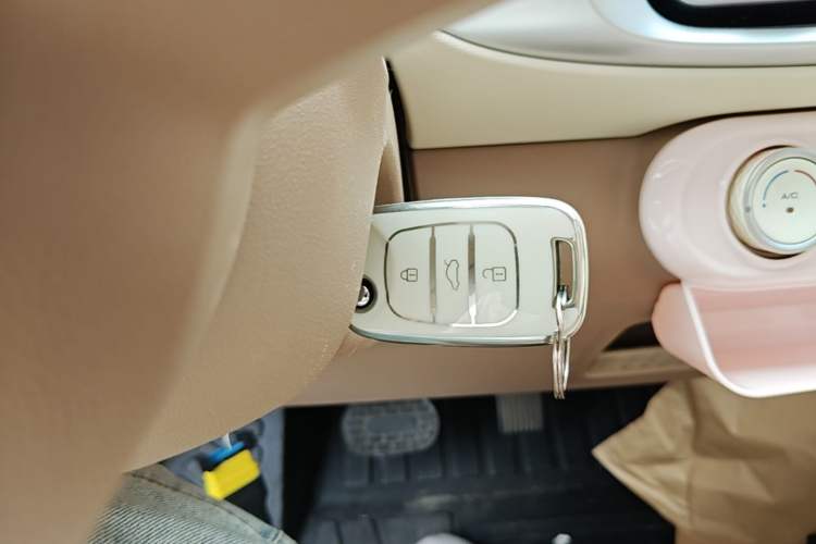 Used Wuling Hongguang MINIEV 2025 Four-Door Version Advanced Edition Vehicle Key