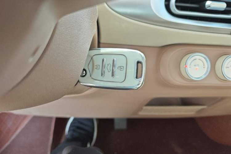 Used Wuling Hongguang MINIEV 2025 Four-Door Version Advanced Edition Vehicle Key