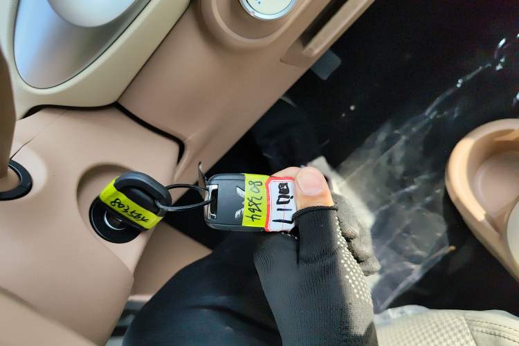 Used Wuling Hongguang MINIEV 2025 Four-Door Version Advanced Edition Vehicle Key
