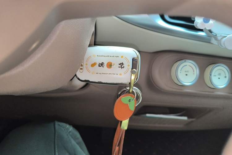 Used Wuling Hongguang MINIEV 2025 Four-Door Version Advanced Edition Vehicle Key