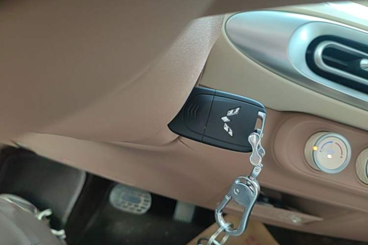 Used Wuling Hongguang MINIEV 2025 Four-Door Version Advanced Edition Vehicle Key