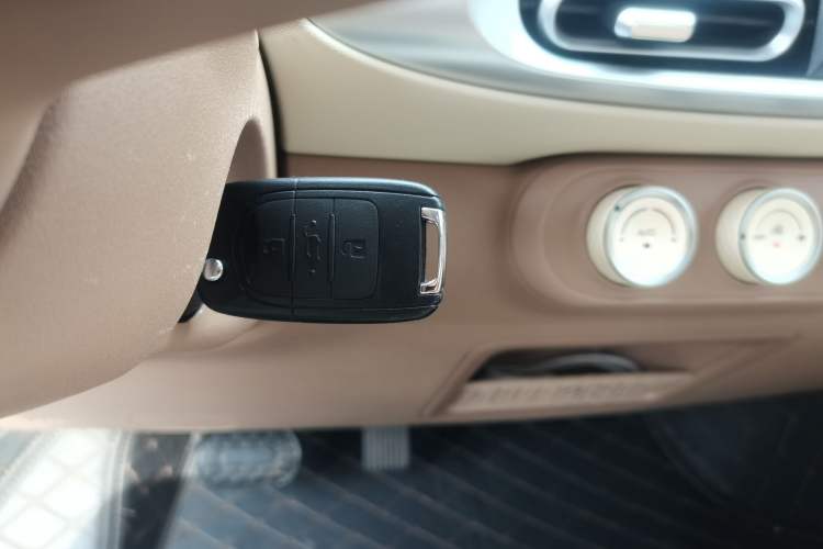 Used Wuling Hongguang MINIEV 2025 Four-Door Version Advanced Edition Vehicle Key
