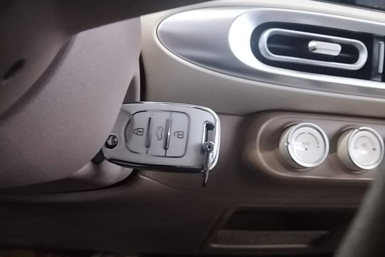 Used Wuling Hongguang MINIEV 2025 Four-Door Version Premium Edition Vehicle Key
