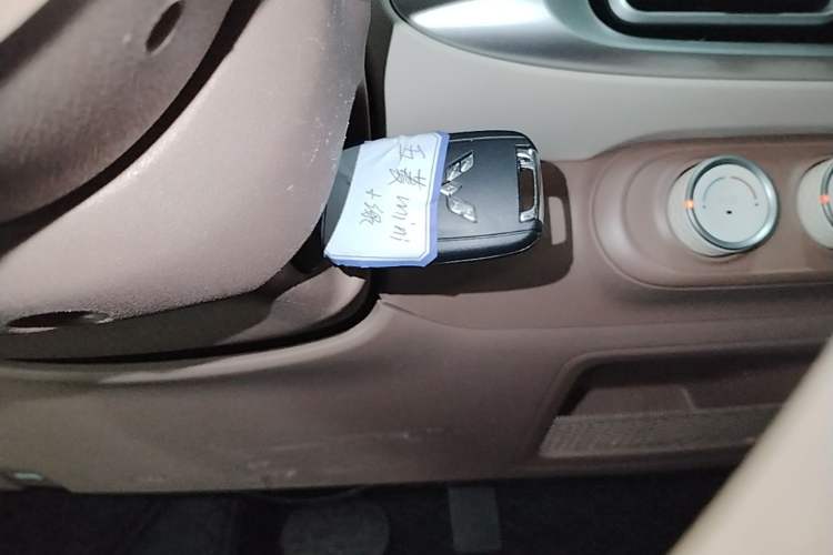 Used Wuling Hongguang MINIEV 2025 Four-Door Version Advanced Edition Vehicle Key
