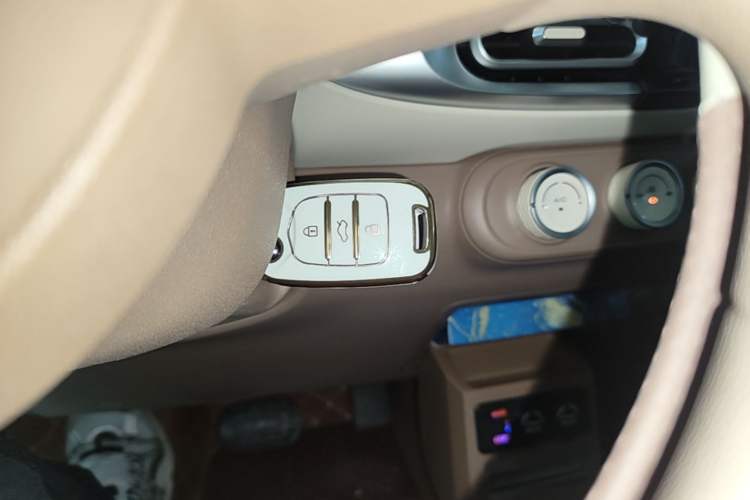 Used Wuling Hongguang MINIEV 2025 Four-Door Version Advanced Edition Vehicle Key