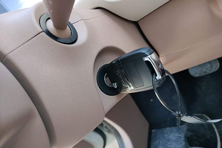 Used Wuling Hongguang MINIEV 2025 Four-Door Version Advanced Edition Vehicle Key