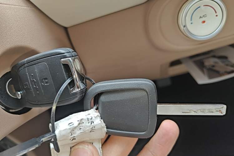 Used Wuling Hongguang MINIEV 2025 Four-Door Version Advanced Edition Vehicle Key
