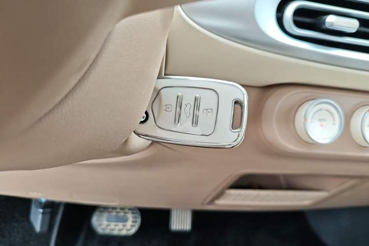 Used Wuling Hongguang MINIEV 2025 Four-Door Version Advanced Edition Vehicle Key