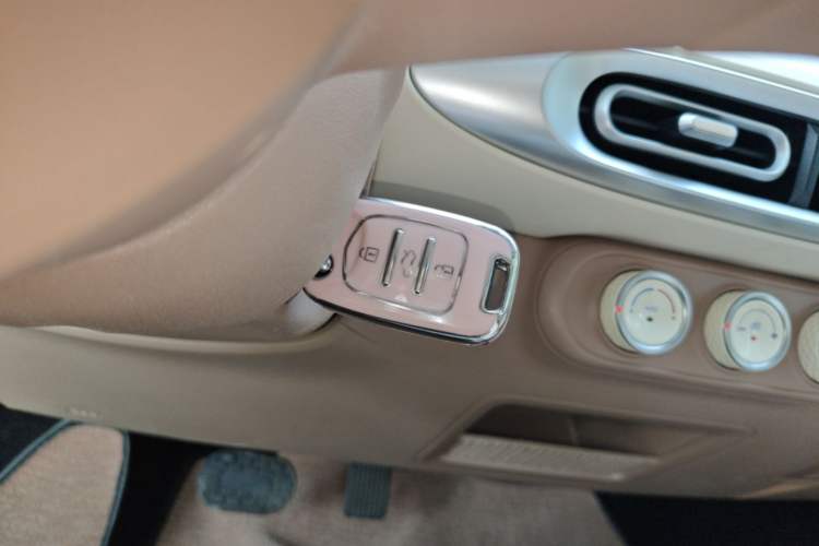 Used Wuling Hongguang MINIEV 2025 Four-Door Version Advanced Edition Vehicle Key