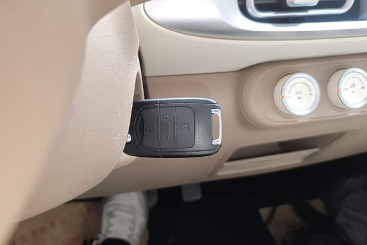 Used Wuling Hongguang MINIEV 2025 Four-Door Version Advanced Edition Vehicle Key