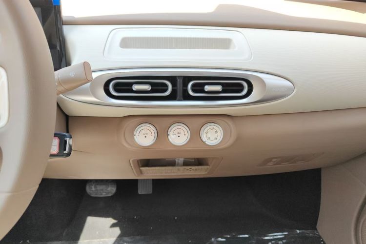 Used Wuling Hongguang MINIEV 2025 Four-Door Version Advanced Edition Audio And AC Panel