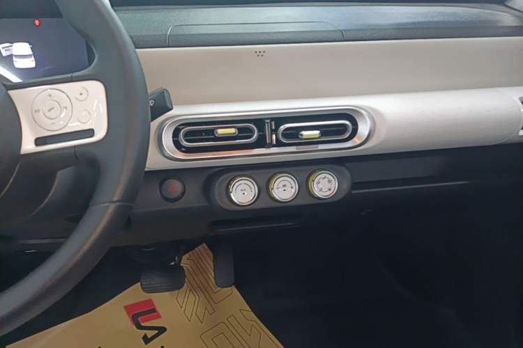 Used Wuling Hongguang MINIEV 2025 Four-Door Version 301km Zhenxiang+ Model Audio And AC Panel