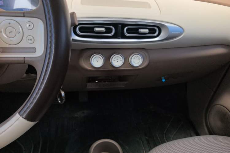 Used Wuling Hongguang MINIEV 2025 Four-Door Version Advanced Edition Audio And AC Panel