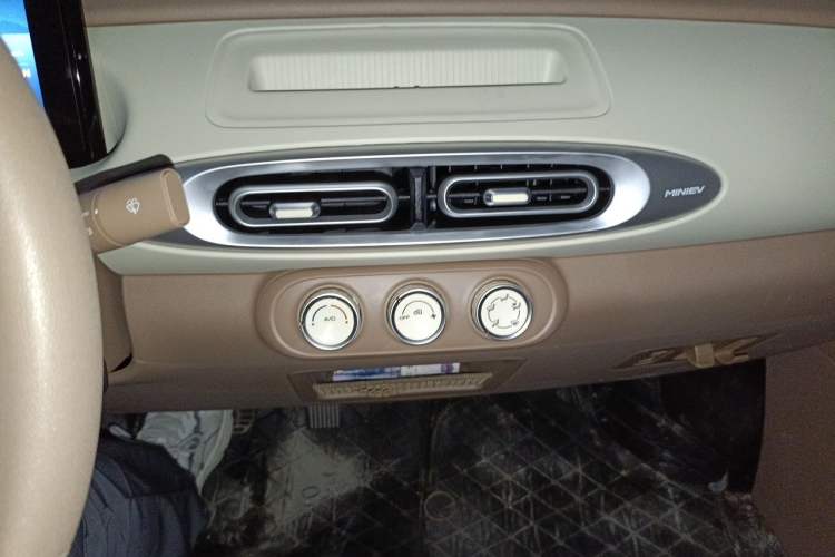 Used Wuling Hongguang MINIEV 2025 Four-Door Version Advanced Edition Audio And AC Panel