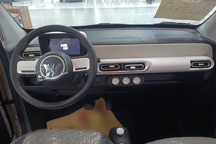 Used Wuling Hongguang MINIEV 2025 Four-Door Version 301km Zhenxiang+ Model Center Console