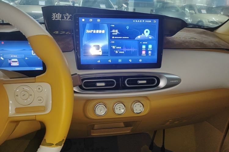Used Wuling Hongguang MINIEV 2025 Four-Door Version Zhenxiang+ Edition Center Console