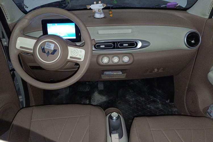 Used Wuling Hongguang MINIEV 2025 Four-Door Version Advanced Edition Center Console