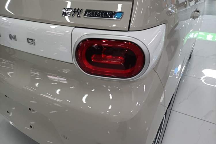 Used Wuling Hongguang MINIEV 2025 Four-Door Version Advanced Edition Exterior 3