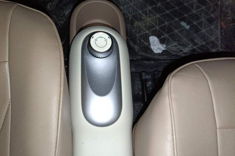 Used Wuling Hongguang MINIEV 2025 Four-Door Version Advanced Edition Gear Lever
