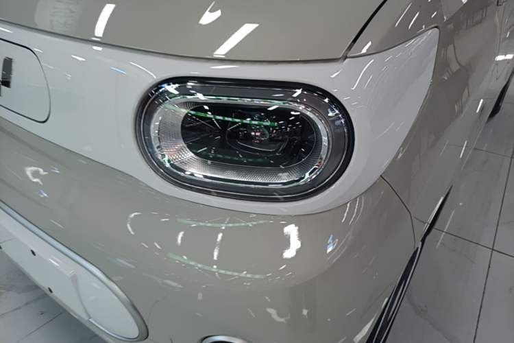 Used Wuling Hongguang MINIEV 2025 Four-Door Version 301km Zhenxiang+ Model Left Front Headlight