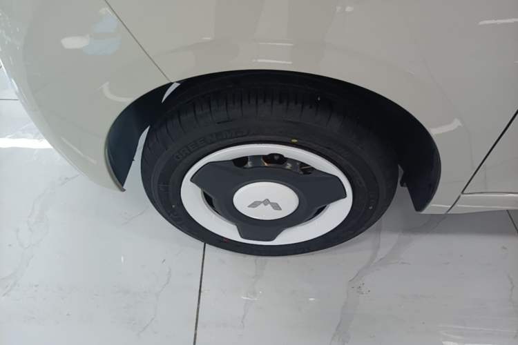 Used Wuling Hongguang MINIEV 2025 Four-Door Version 301km Zhenxiang+ Model Left Front Wheel Hub