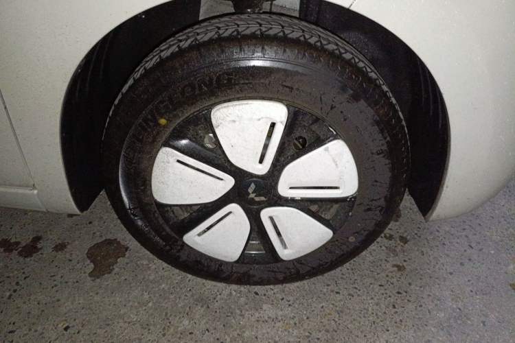 Used Wuling Hongguang MINIEV 2025 Four-Door Version Advanced Edition Right Front Wheel Hub