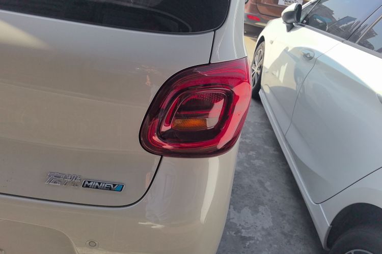 Used Wuling Hongguang MINIEV 2025 Four-Door Version Advanced Edition Right Rear Taillight