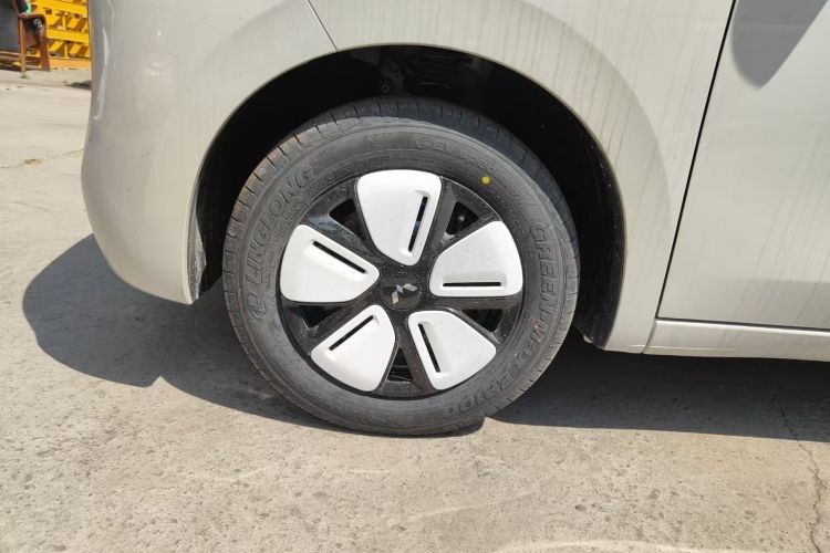 Used Wuling Hongguang MINIEV 2025 Four-Door Version Advanced Edition Right Rear Wheel Hub