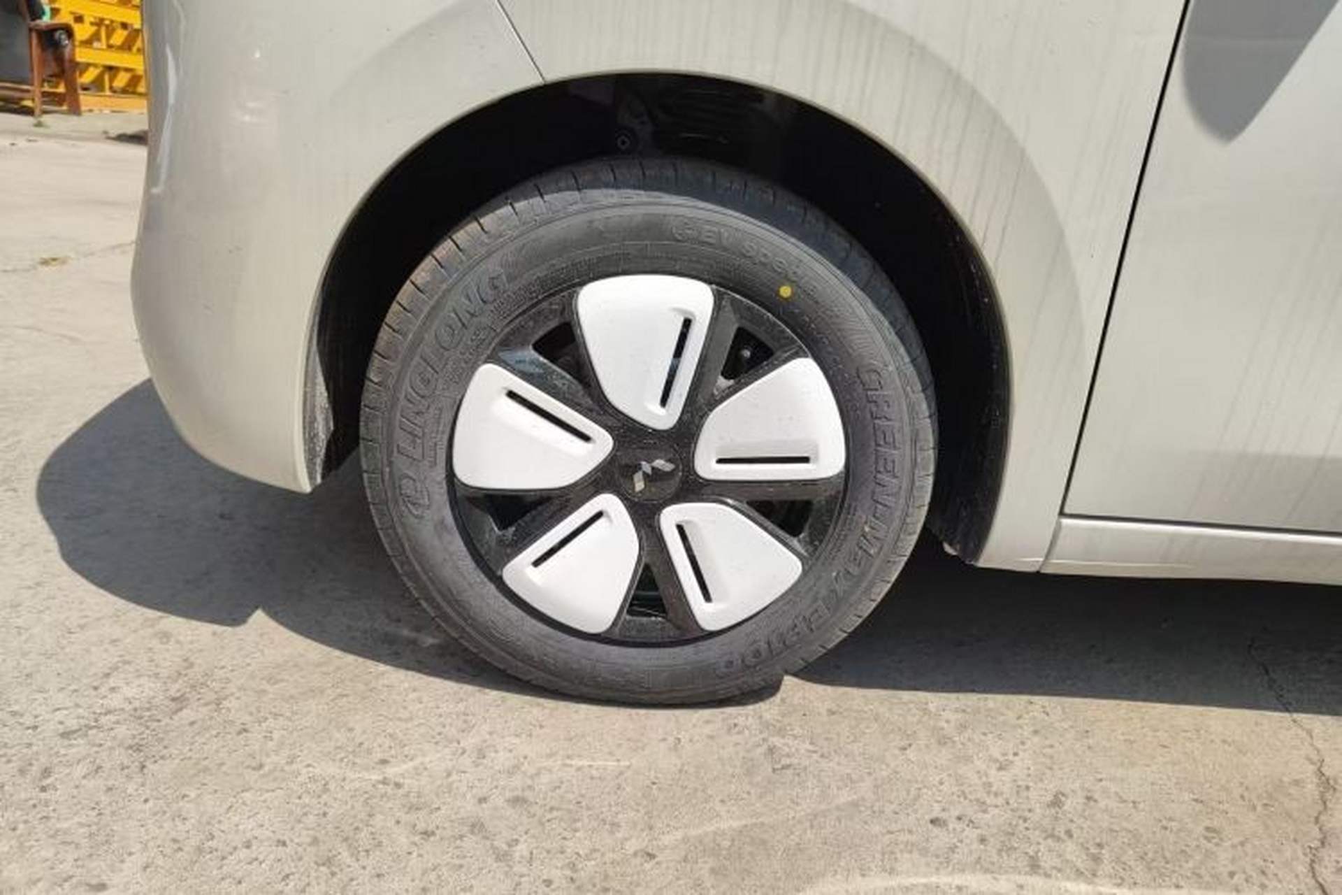 Used Wuling Hongguang MINIEV 2025 Four-Door Version Advanced Edition Right Rear Wheel Hub