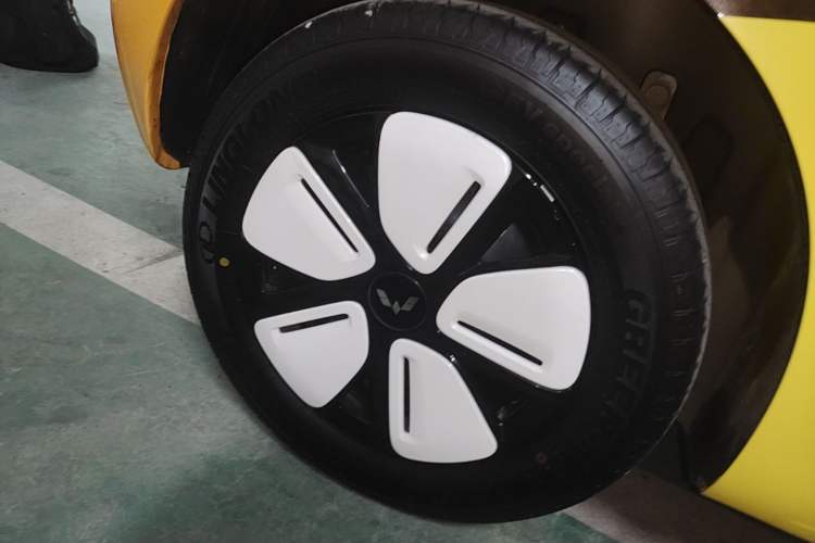 Used Wuling Hongguang MINIEV 2025 Four-Door Version Zhenxiang+ Edition Right Rear Wheel Hub