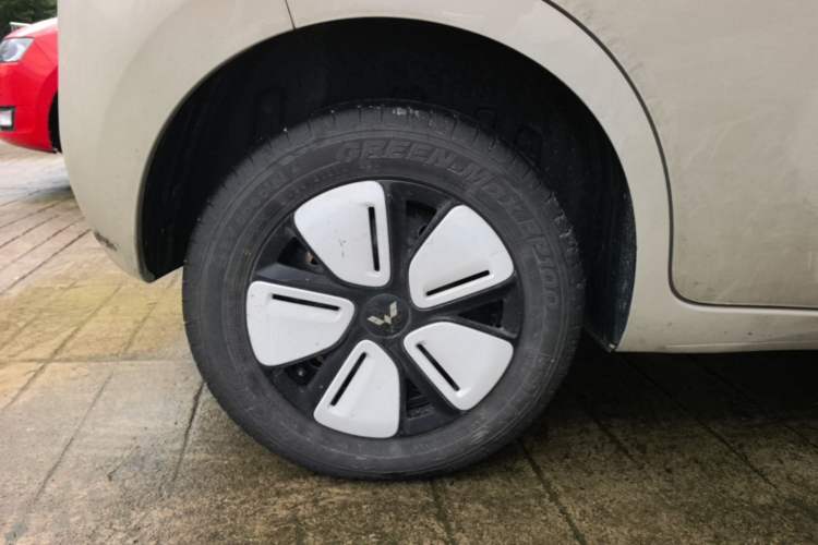 Used Wuling Hongguang MINIEV 2025 Four-Door Version Advanced Edition Right Rear Wheel Hub