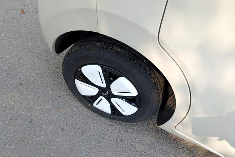 Used Wuling Hongguang MINIEV 2025 Four-Door Version Zhenxiang+ Edition Right Rear Wheel Hub