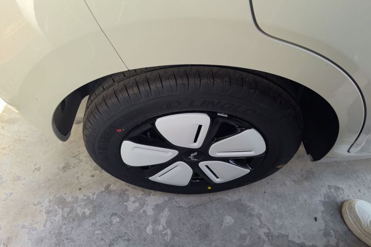 Used Wuling Hongguang MINIEV 2025 Four-Door Version Advanced Edition Right Rear Wheel Hub