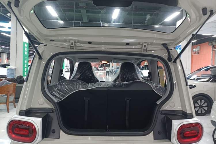 Used Wuling Hongguang MINIEV 2025 Four-Door Version 301km Zhenxiang+ Model Trunk