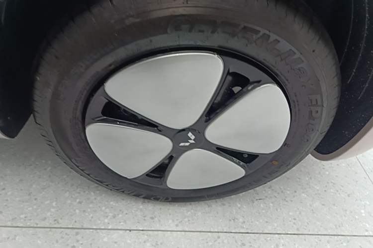 Used Wuling Hongguang MINIEV 2026 Model Fifth Generation, 301km Deluxe Edition Right Front Wheel Hub